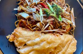 22 Bratnudeln mit knusprigem Huhn