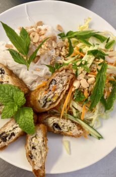 Bún Reisfadennudeln mit Salat und Erdnüssen