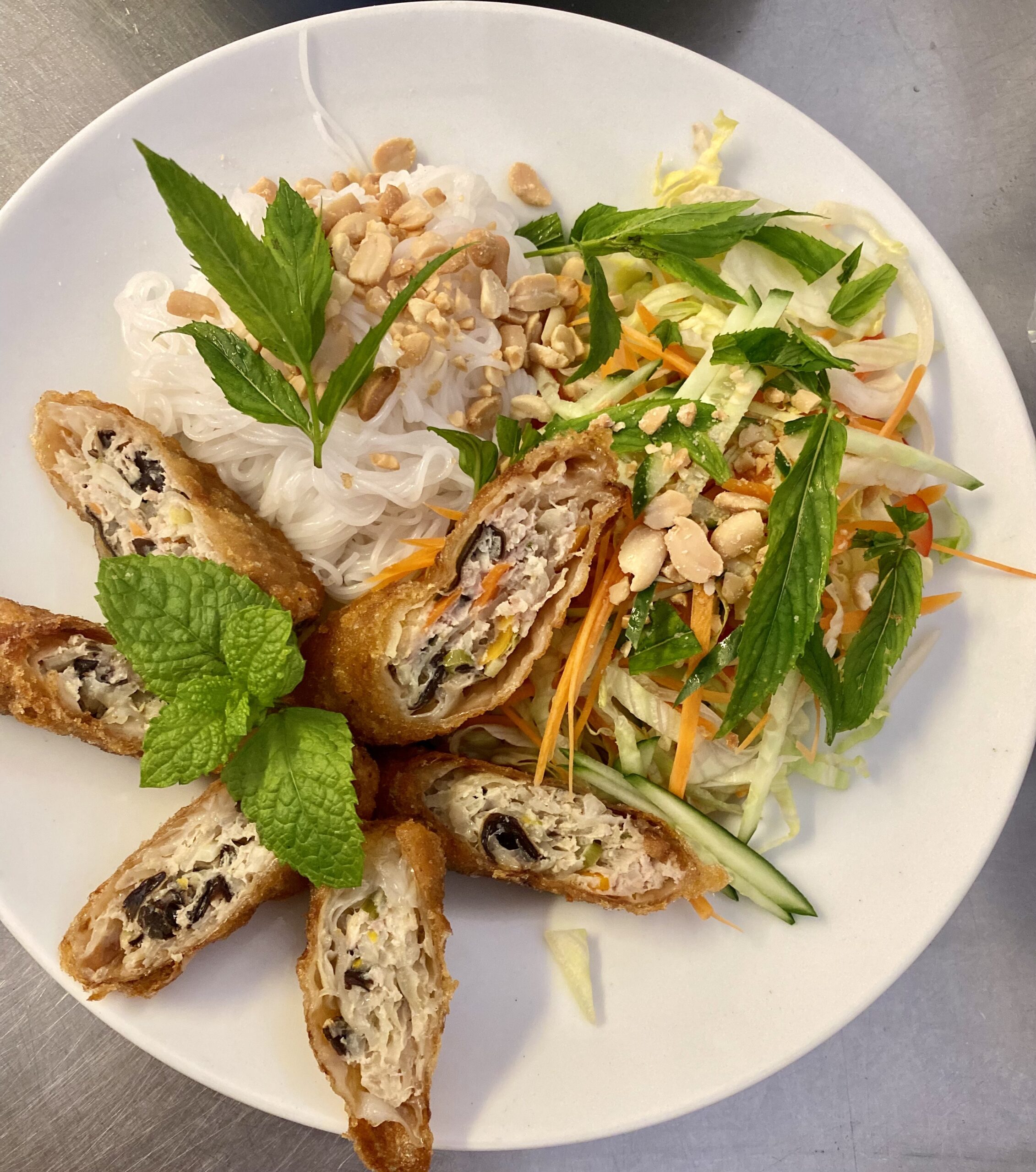 Bún Reisfadennudeln mit Salat und Erdnüssen