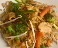 108 Pho xao mit Reisbandnudeln und Gemüse